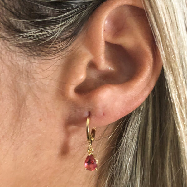 Brinco de Argola Karlotta Silvia com Gota de Zircônia Rubi Folheado Ouro 18K