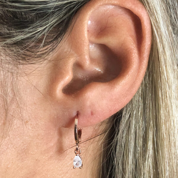 Brinco de Argola Karlotta Silvia com gota de Zircônia Folheado Ouro Rosé 18K