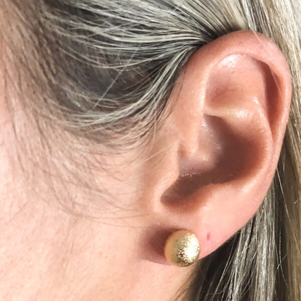 Brinco Karlotta Bianca Bolinha Trabalhada GG Folheado Ouro 18K