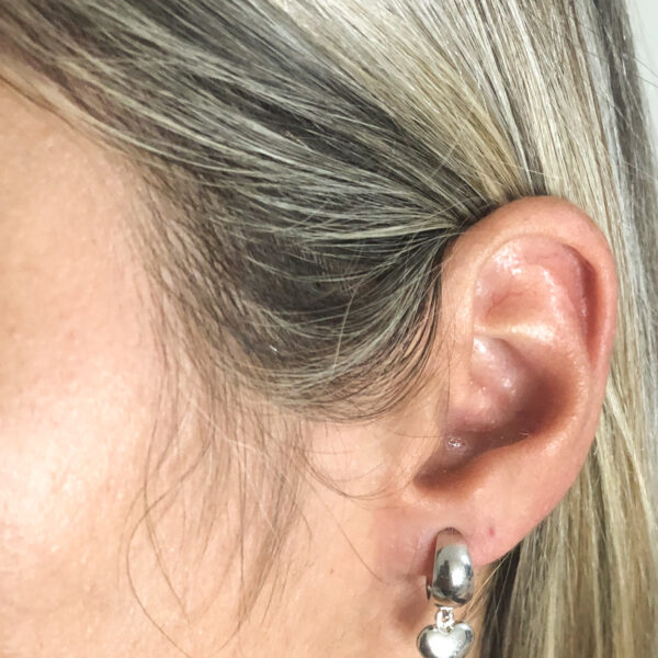 Brinco de Argola Karlotta Júlia com coração Folheado Rodio Branco