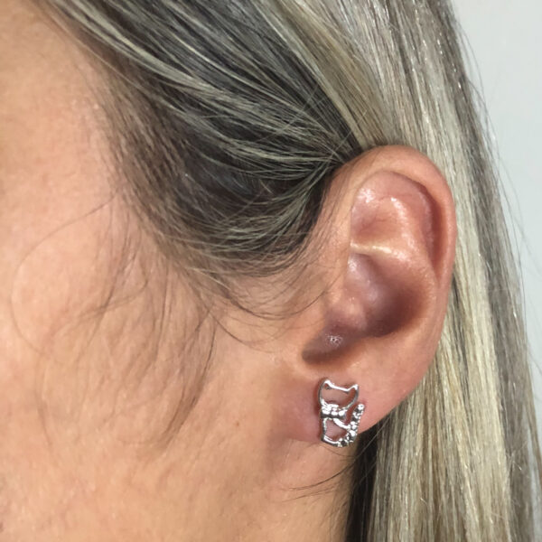 Brinco Karlotta Caterine Cat Folheado Rodio Branco