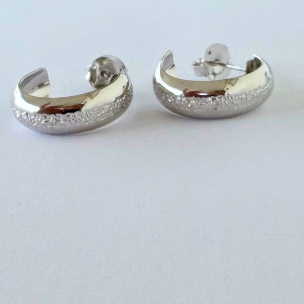 Brinco Karlotta Lua Argola Trabalhada Banhado a Ródio