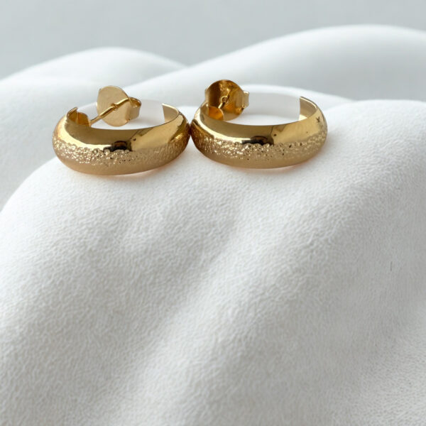 Brinco Karlotta Lua Argola Trabalhada Banhado a Ouro 18k