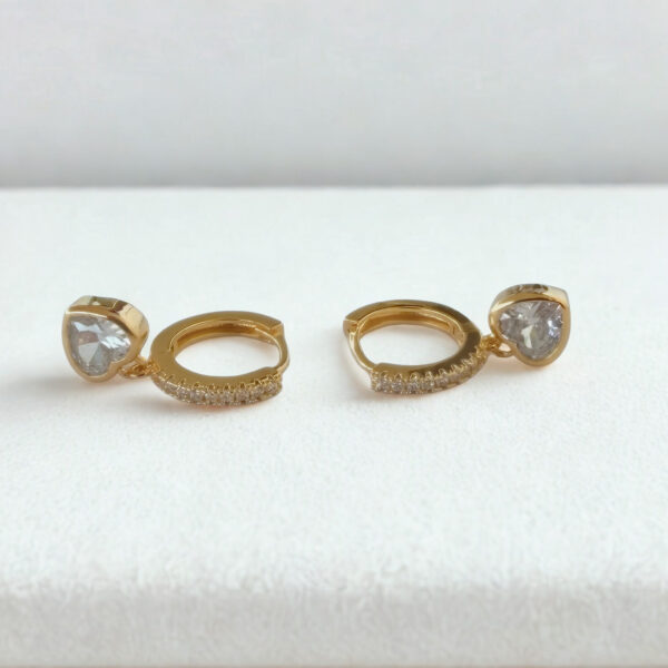 Brinco Karlotta Lia Argola P com Coração Pendente a Ouro 18k