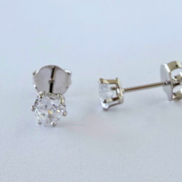 Brinco Karlotta Alice Ponto de Luz Coração Banhado a Ródio